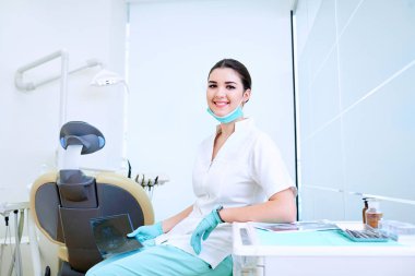 Kadın esmer diş hekimi doktor ofiste iş başında