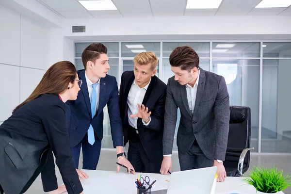 A equipe de pessoas de negócios trabalha em uma mesa no escritório moderno — Fotografia de Stock