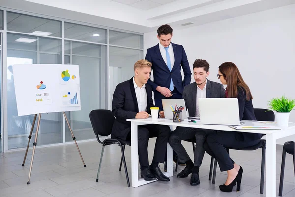 A equipe de pessoas de negócios trabalha em uma mesa no escritório moderno — Fotografia de Stock