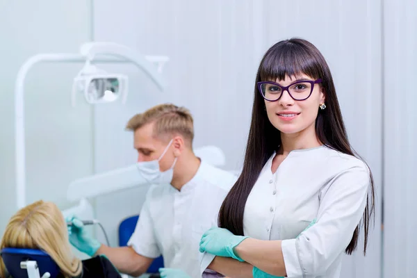 Dama dentysta w okularach na tle urządzeń — Zdjęcie stockowe