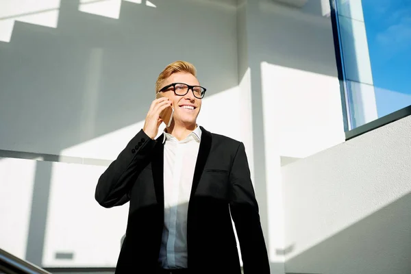 Geschäftsmann positiver Blondine im Businessanzug, mit Brille — Stockfoto