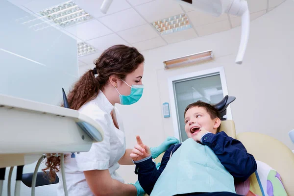 Ребенок в стоматологическом кресле с женщиной-врачом — стоковое фото