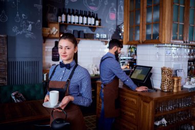 Garson, kafe bar restoranda çalışan bir garson