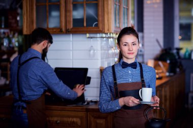 Garson, kafe bar restoranda çalışan bir garson