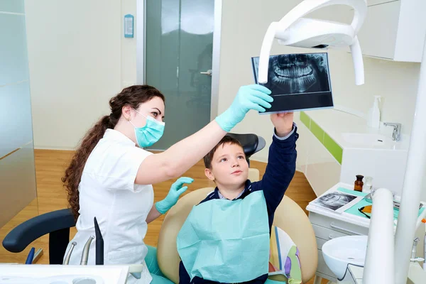 Doktor diş hekimi ve çocuğunu röntgen izlerken ofisimizde. Diş — Stok fotoğraf