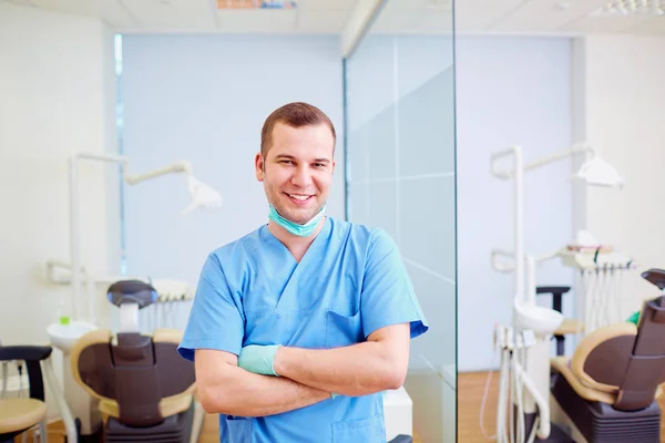Врач-дантист в стоматологической клинике на рабочем месте — стоковое фото