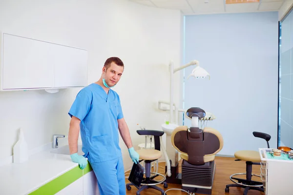 Врач-дантист в стоматологической клинике на рабочем месте — стоковое фото