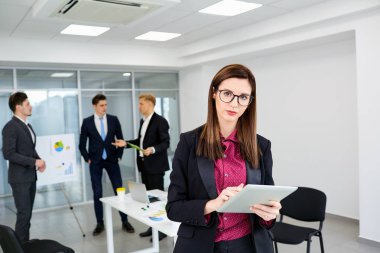 Gözlük arka plan iş işkadını esmer insanlar bir ofis
