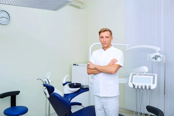 El 61% de los dentistas cree que la crisis sigue afectando mucho a su dentista con paciente en clínica dental — Foto de stock