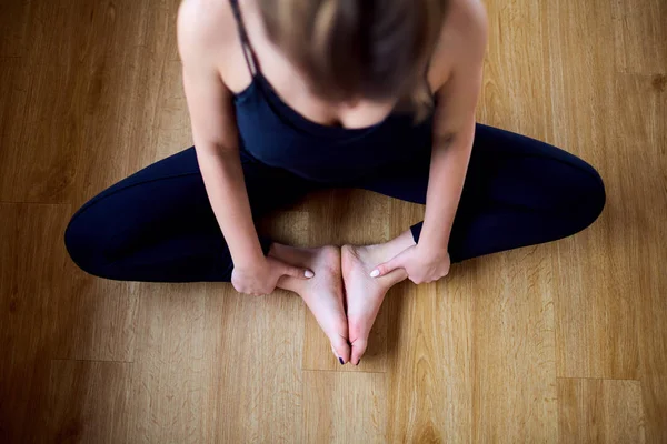 Chica sentada en un gimnasio de pose de yoga. Relajación meditación salud — Foto de Stock