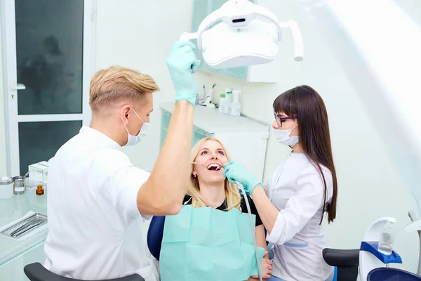 Pacjenta, dentysta i asystent w biurze Klinika stomatologiczna — Zdjęcie stockowe