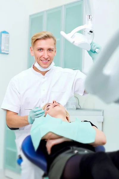 Mężczyzna dentysta z pacjentem w gabinecie stomatologicznym — Zdjęcie stockowe
