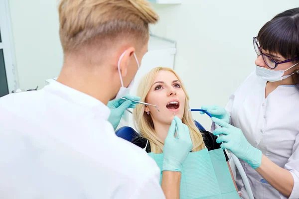 Pacjent jest dziewczyna z otwartymi ustami u dentysty w dental — Zdjęcie stockowe