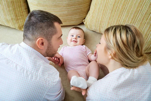 Bebé con mamá y papá sonriendo ríe en la habitación — Foto de Stock