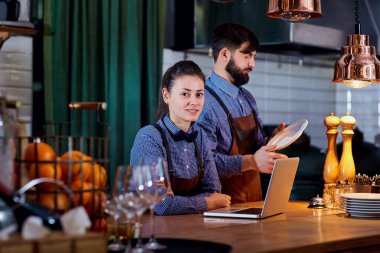 Barmen barista Restoran bar CA iş yerinde bir dizüstü bilgisayar ile