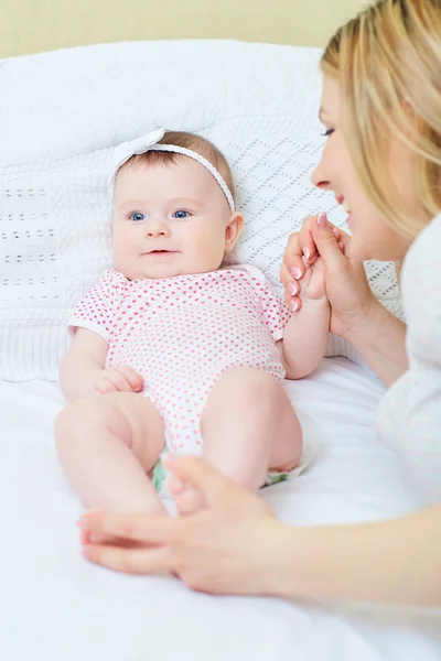 Nevetve, mosolyogva az anyjával, játék baba lány — Stock Fotó