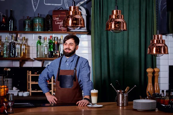 Barman uniforme barista haciendo cócteles de té de café en el bar, r —  Fotos de Stock