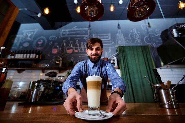 Barman uniforme barista haciendo cócteles de té de café en el bar, r —  Fotos de Stock