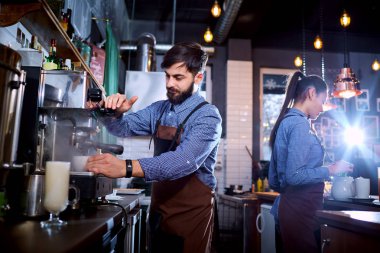 Barmen barista kahve çay kokteyl barda, yapım Tekdüzen r