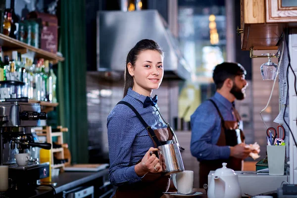 Camarero camarero camarero camarero en uniforme haciendo café en la ba — Foto de Stock