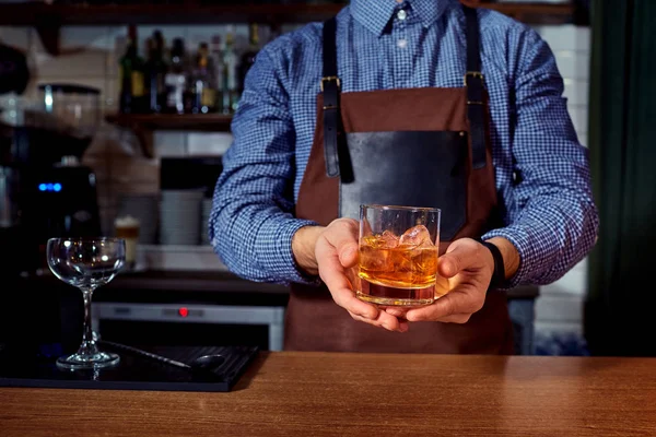 Hände eines Barkeepers im Bar-Restaurant mit einem Glas Whiskey-Drink — Stockfoto