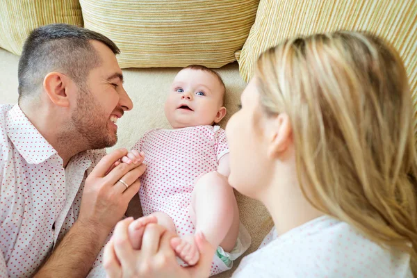 Bebek anne ve baba gülümseyerek odaya güler — Stok fotoğraf