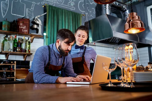 El camarero barista con un portátil en el bar — Foto de Stock