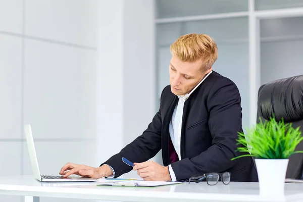 Homme d'affaires blonde travaillant sur un ordinateur portable son bureau dans le bureau — Photo