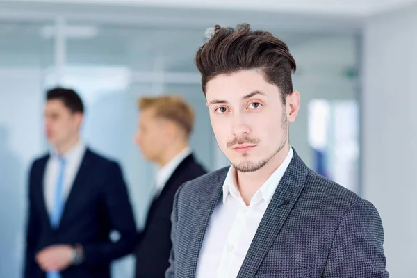 İş ortağı arka plan üzerinde genç işadamı