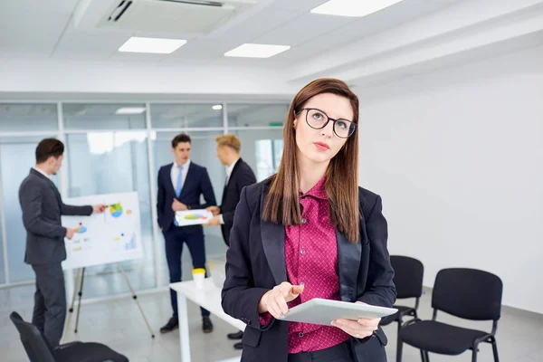 Mujer de negocios morena en gafas en segundo plano gente de negocios —  Fotos de Stock