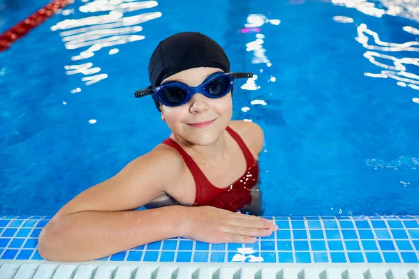 Criança criança menina nadador na piscina — Fotografia de Stock