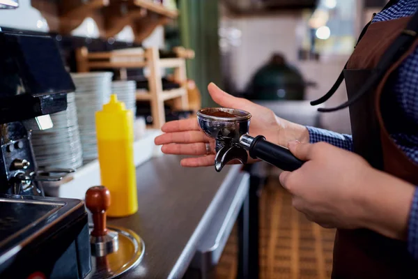 Manos baristas hacen en la máquina de capuchino en el bar — Foto de Stock