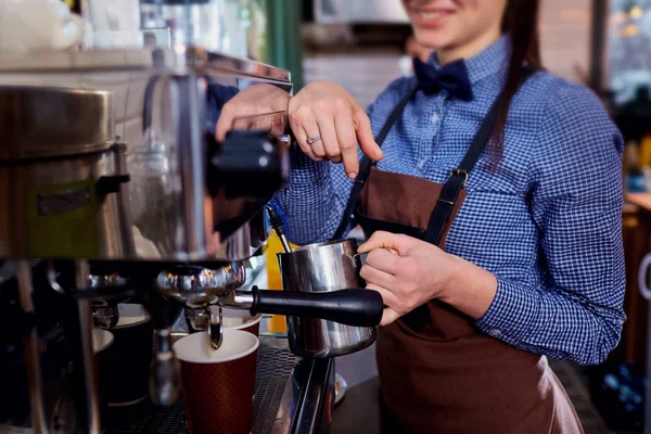 La camarera camarera chica haciendo café en el lugar de trabajo — Foto de Stock