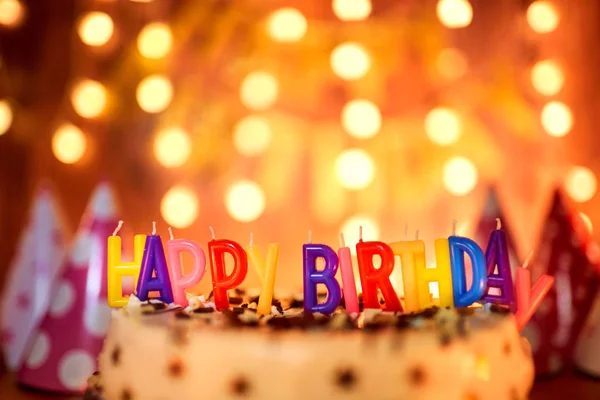 Χαρούμενα γενέθλια τούρτα με κεριά στο φόντο των γιρλάντες ένα — Φωτογραφία Αρχείου