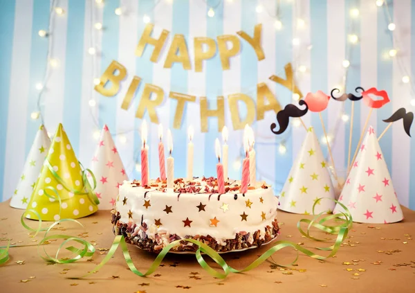 Χαρούμενα γενέθλια τούρτα με κεριά στο φόντο των γιρλάντες ένα — Φωτογραφία Αρχείου