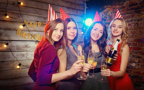 Festa de aniversário namoradas. Menina bonita em um boné com óculos — Fotografia de Stock