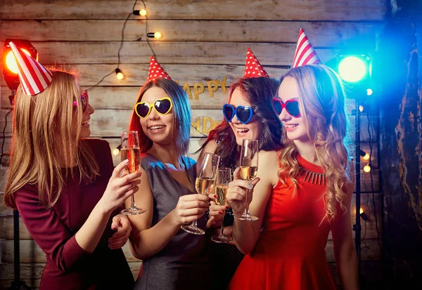 Geburtstagsparty. schönes Mädchen in einer Mütze mit Brille — Stockfoto