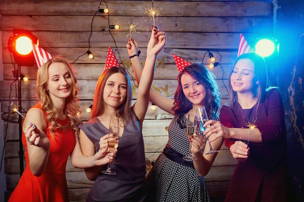 Chicas para la fiesta de cumpleaños en las gorras en la cabeza y con spa —  Fotos de Stock