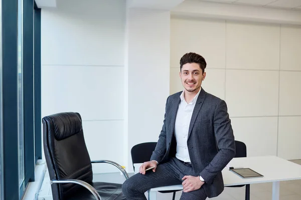 Empresário sorrindo para o escritório moderno. Retrato de negócios — Fotografia de Stock