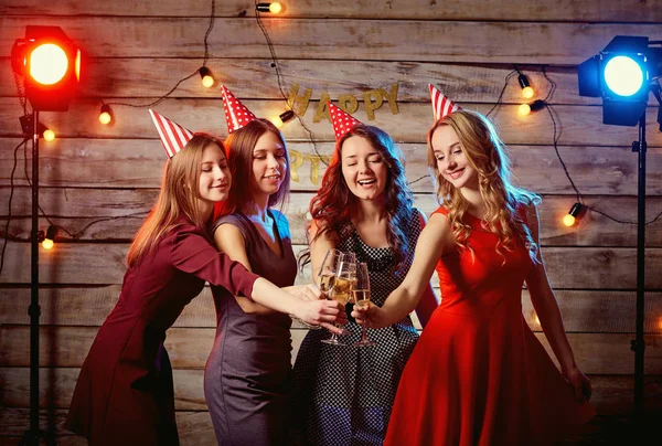 Festa de aniversário namoradas. Menina bonita em um boné com óculos — Fotografia de Stock