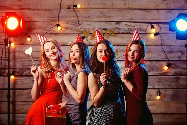 Verjaardag partij tiener vriendinnen. Jonge meisjes in hoeden en rekwisieten — Stockfoto