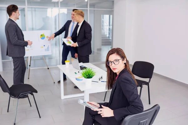 Empresária morena em óculos no fundo pessoas de negócios — Fotografia de Stock