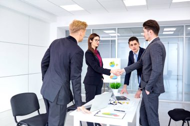 Karşılıklı iş adamları. İşadamları mo masasındayken bir gurup