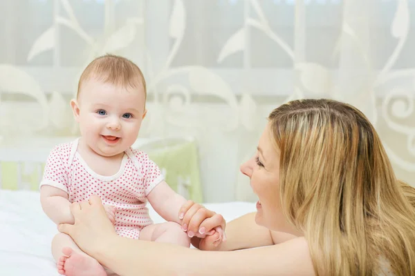 Mère jouant avec son bébé bébé bébé — Photo