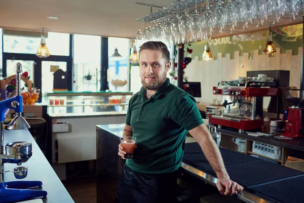 Der Barkeeper Barista Kellner mit einem Glas frischem Saft ist Ruhe — Stockfoto