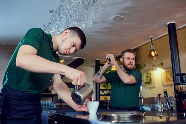 Two bartender barista working behind the bar in the workplace — Stock Photo, Image