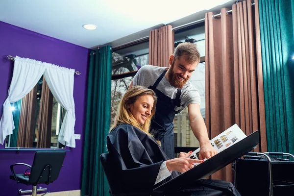Cliente donna sceglie il colore della vernice con l'uomo parrucchiere in — Foto Stock