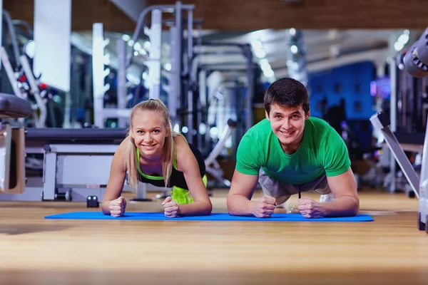 Spor kaç şınav bar salonunda katta yapıyor — Stok fotoğraf