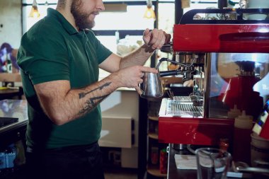 Bir barista barmen cappuccino kahve İçecek sıcak e üzerinde-yapar