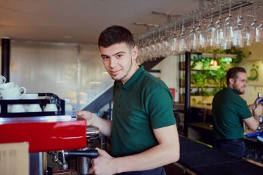 Bir barista barmen cappuccino kahve İçecek sıcak e üzerinde-yapar